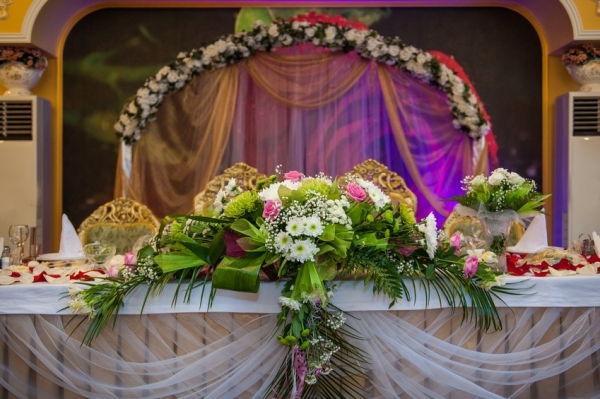 Оригинальное оформление свадебного зала цветами: 60 фотоидей